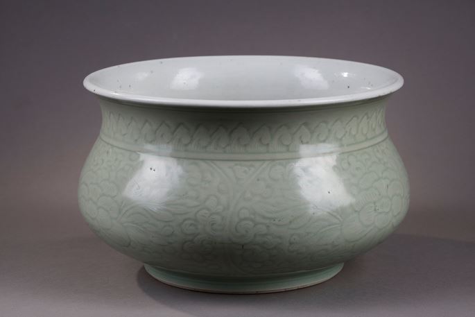 Large censer celadon enamelled and decorated underglaze with flowers Kangxi period | MasterArt